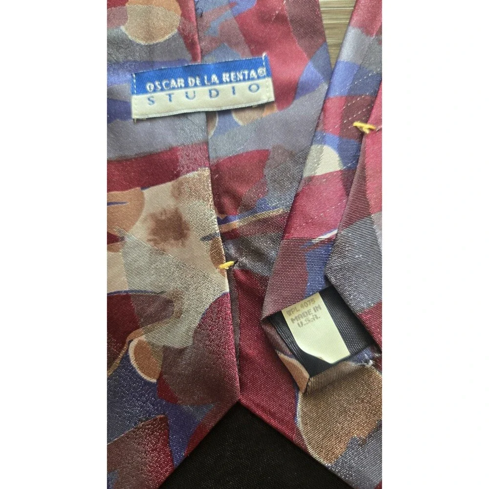 Oscar de la Renta Vintage Studio Men’s Silk Tie – Abstract Burgundy With Logo